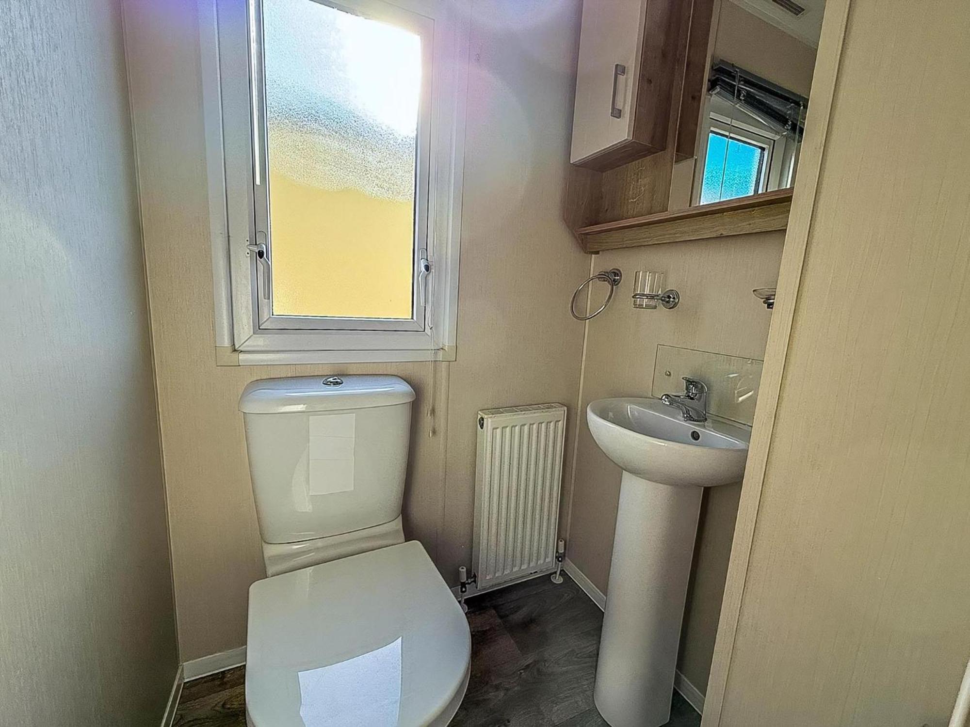 Lovely 6 Berth Caravan At Suffolk Sands Holiday Park Ref 45010Mv Felixstowe Exterior foto