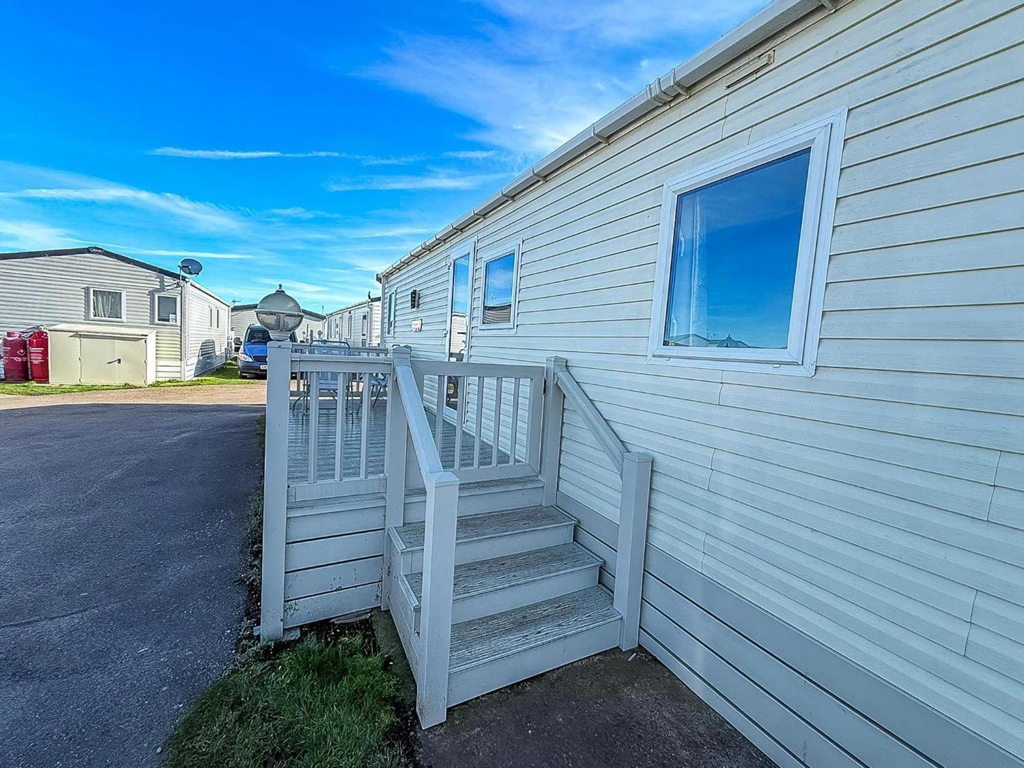 Lovely 6 Berth Caravan At Suffolk Sands Holiday Park Ref 45010Mv Felixstowe Exterior foto